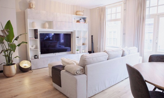 De Weteringschans Condo | Modern 2BR City Condo Design-Driven & Central