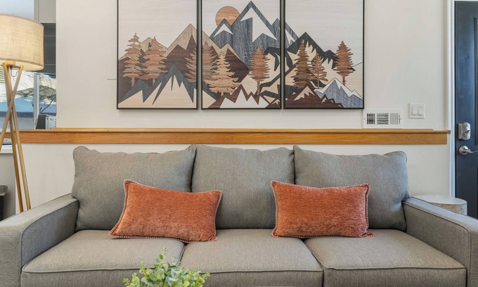 Sandy House | Modern 2BR Escape | Mountain Views & Gully Access
