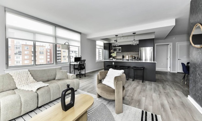 Crystal City Apartment | Modern 2BR Oasis with Scenic Rooftop & Gym ﻿