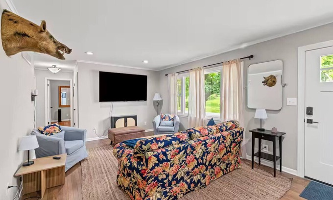 Carrollton House | Modern 2BR Pets OK Sleeps 8