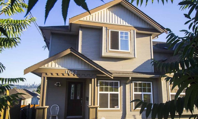 Coquitlam House | Modern 3 bdrm 3 bathrm, River view, Gym with pool table, ping pong, treadmill