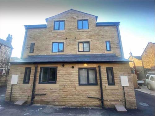 Greetland House | Modern 3- Bed Holiday Home - Private Parking Sleeps 10- 2 Min M62