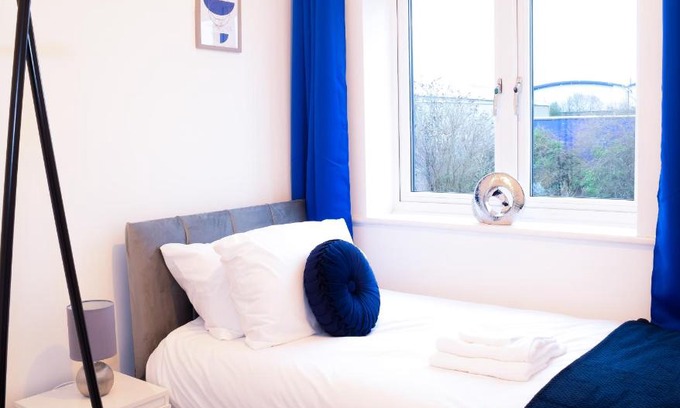 Wolverhampton Apartment | Modern 3 Bed House