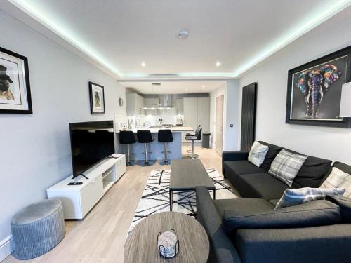 West End Apartment | Modern 3 Bedroom Apartment, West End