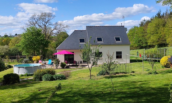 Hemonstoir House | Modern 3-bedroom country house with stable and horses