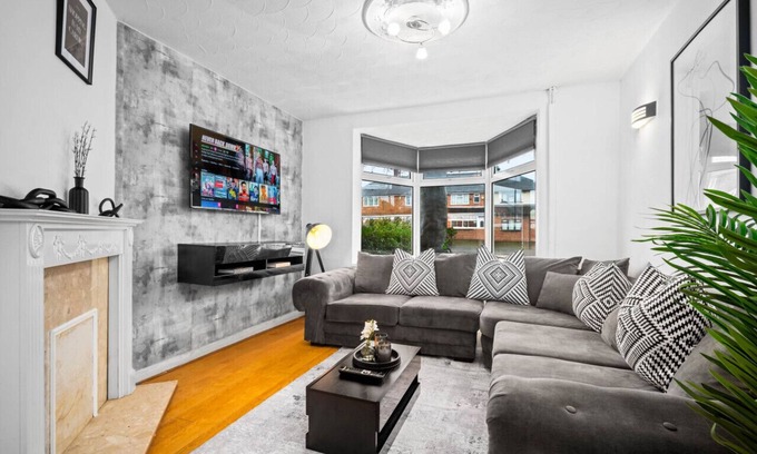 Acocks Green House | Modern 3 Bedroom House - Parking - Garden