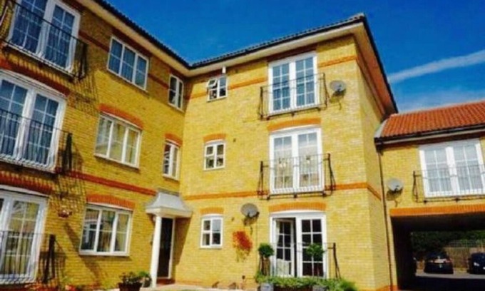 Loxford Apartment | Modern 3 Bedroom Ground Floor Apartment