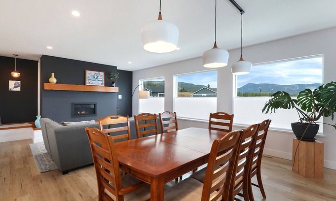 Cumberland House | Modern 3 Bedroom Home with Indoor Fireplace