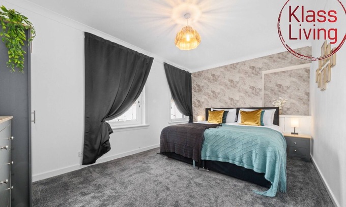 Bellshill House | Modern 3 bedroom house with private parking, modern kitchen and easy access around Glasgow