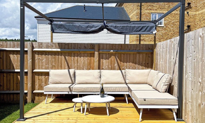 Staplefield House | Modern 3 Bedroom House within 1 hour of London