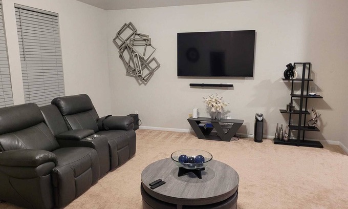 Fresno House | Modern 3-bedroom House with WiFi, AC. Weekday specials! Book your stay now!