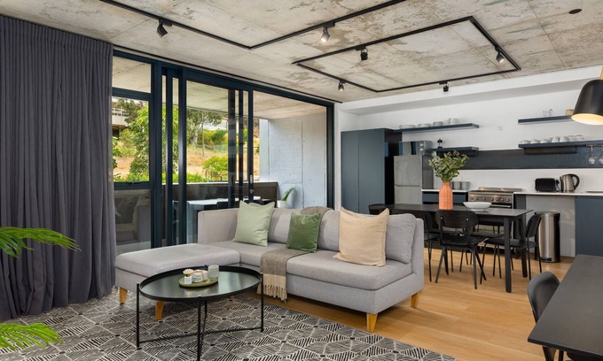 Schotsche Kloof Apartment | Modern 3-Bedroom in the Heart of Bo-Kaap - Netflix