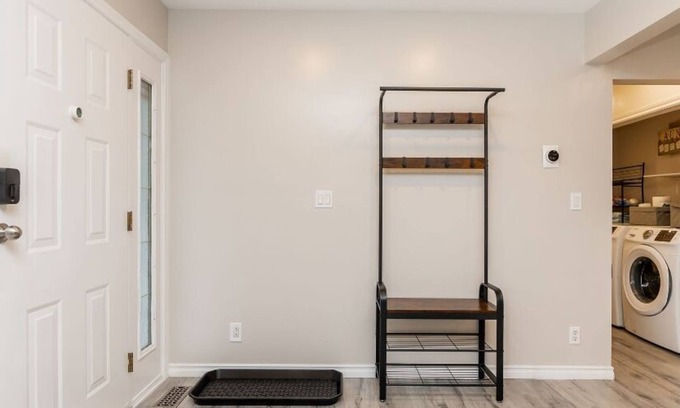 Chilliwack Proper Village West House | Modern 3-bedroom Rancher with AC and WiFi in Chilliwack