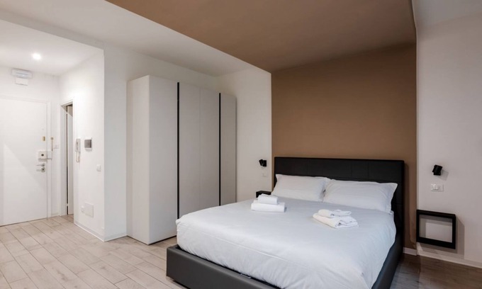 Padova House | Modern 35 sqm studio apartment, perfect for 2 people, located on the third floor of a building with a lift. The apartment is in a strategic position, just 4 minutes walk from the train station and 11 minutes walk from the Scrovegli Chapel, where you can