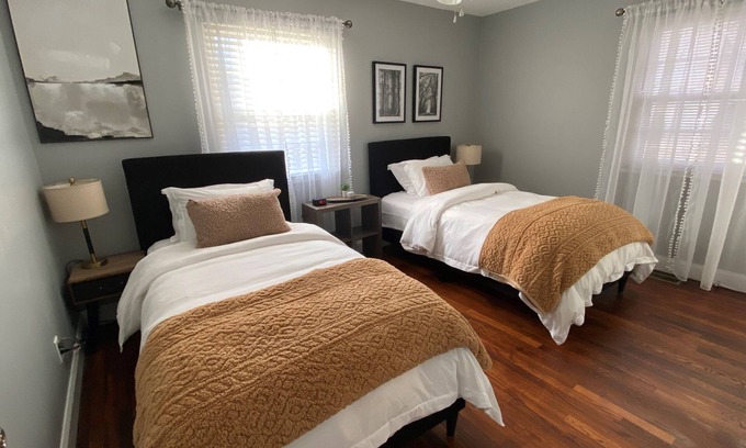 St. Charles House | Modern 3B/2B King Bed Saint Charles IL