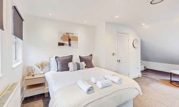 Hillside Apartment | Modern 3BR APT,25 Min to AELTC Tennis Championship