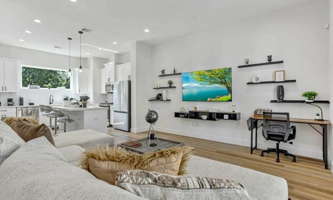 South Central Houston House | Modern 3BR Home w/Spa, Balcony, Near Med Center