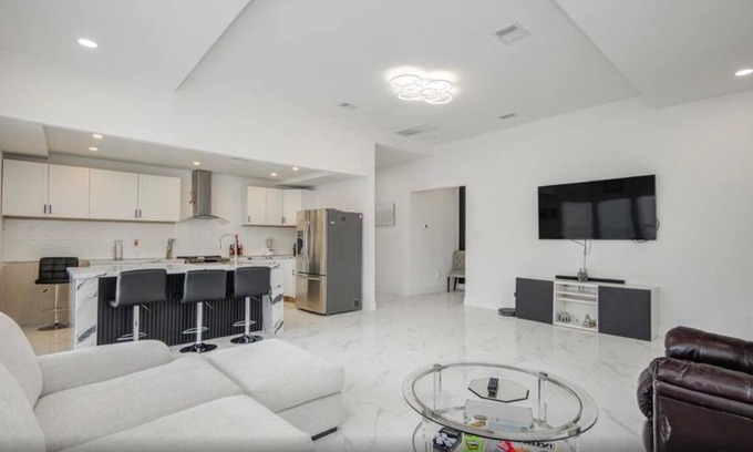 Cleveland House | Modern 3BR Home, Yard, Pet Friendly, BBQ Grill & Free Parking