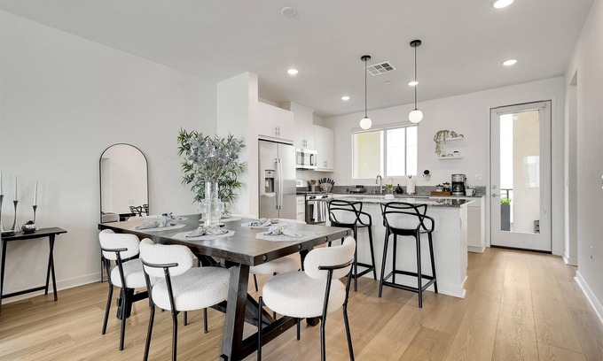 California Terraces House | Modern 3BR w/AC + Office & EV Charger – Near border, Sesame Place & Amphiteater