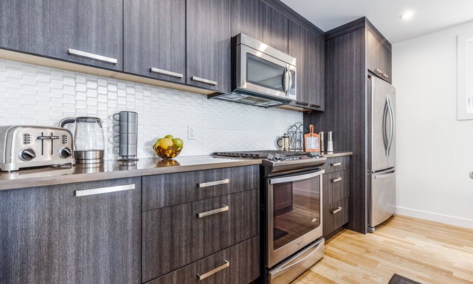 Kensington House | Modern 4 BDR Property, Trendy Kensington, close to Downtown, parks, pubs, shops