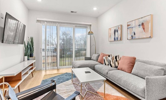 Cleveland Park Condo | Modern 4 Bed Space in Walkable Area -3 Miles to Downtown