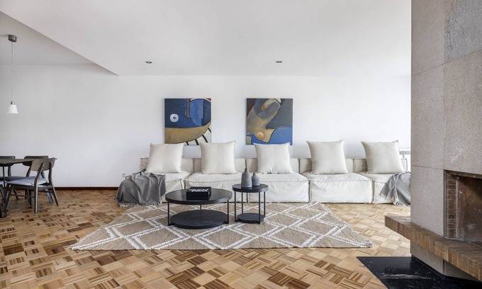 Les Corts Apartment | Modern 4-bedroom apartment in Barcelona