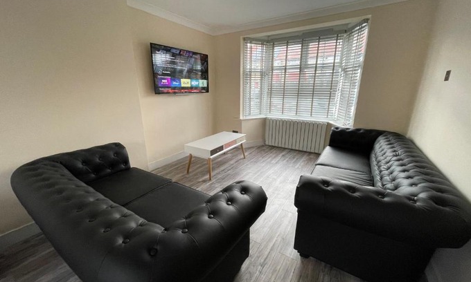 Hillingdon East House | Modern 4-bedroom entire house with Garden
