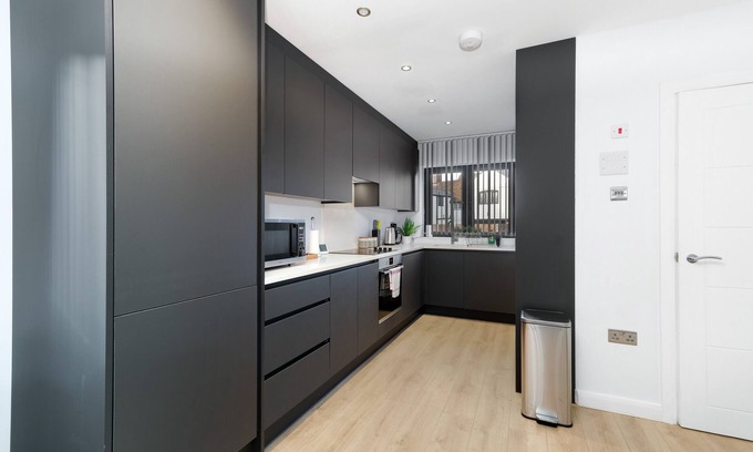 Slough House | Modern 4 Bedroom House With Parking in Farnham Royal