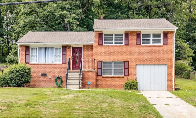 Church Street House | Modern 4-Bedroom Retreat with High-Tech Amenities