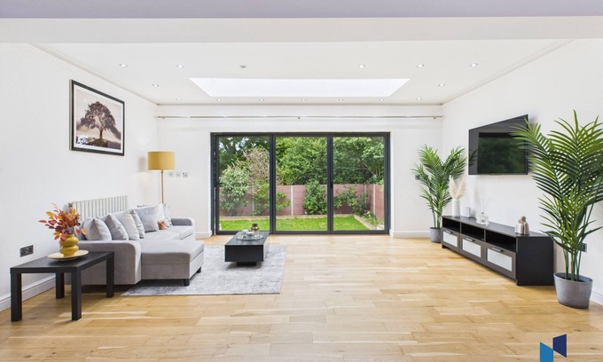 Coulsdon West House | Modern 4 Bedroom Spacious House with Garden and Free Parking