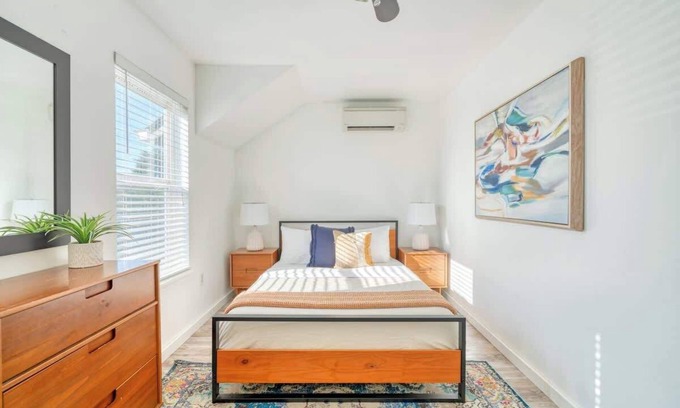 Vernon House | Modern 4BR Alberta Arts WalkScore 99