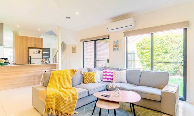 Huntingdale House | Modern 4BR Home in Central Oakleigh East