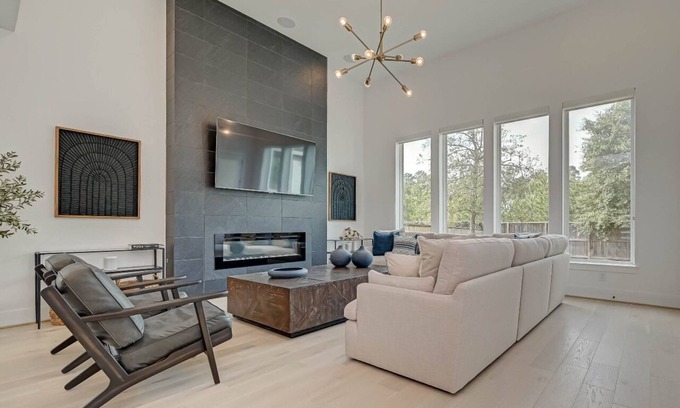 Tomball House | Modern 4BR Retreat, BBQ & Dining in The Woodlands