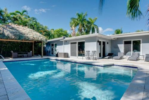 Poinsettia Heights House | Modern 4BR Villa with Pool - Outdoor amenities - WFH