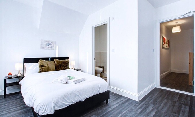Colchester House | Modern 5 Bed 3 Bath House in Colchester