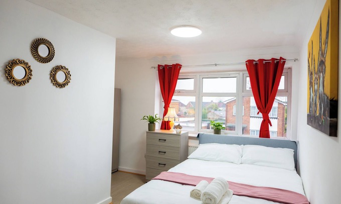 Redbridge House | Modern 5-bedroom house in London, Free Parking, Close to Chadwell Heath Station