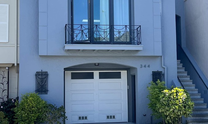 Lone Mountain House | Modern 5 Bedroom/4 Bathroom- Superb location!