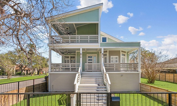 Broadmoor House | Modern 6-bedroom house with off street parking and 5 minutes from city center