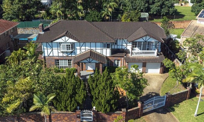 Robertson House | Modern 6BR Villa | Private Sports Court | 4.5 Bath