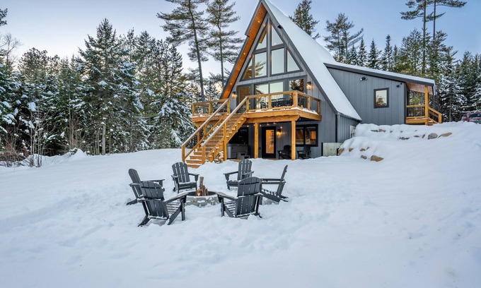 Bethel Ski Chalet | Modern A-Frame~ 9min Sunday River! HotTub! FirePit! Arcade Games! Slps 12
