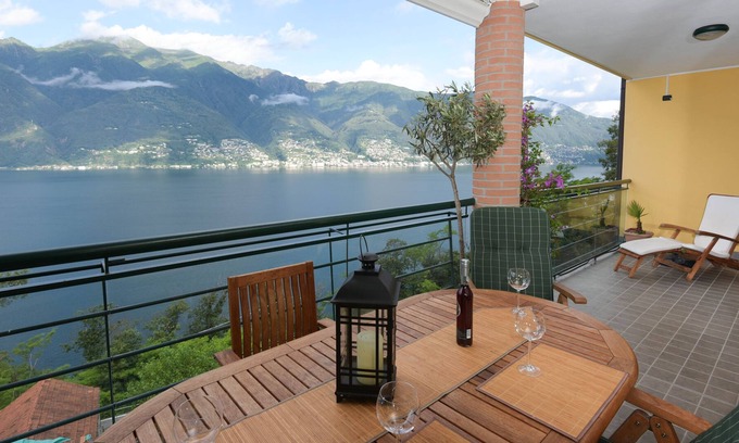 Tronzano Lago Maggiore Apartment | Modern apartment overlooking Lake Maggiore