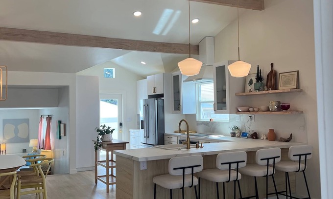 Sunset Park House | Modern Airy Santa Monica Beach House, Dog Friendly, Walk to Shops!