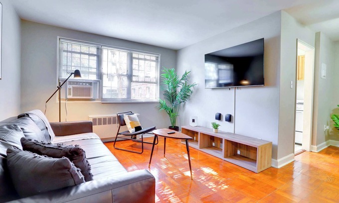 Jefferson Manor Apartment | Modern Alexandria Apt w/Gym