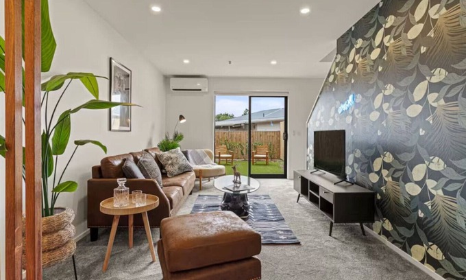 Henderson House | Modern and Bright Auckland 2 Bed