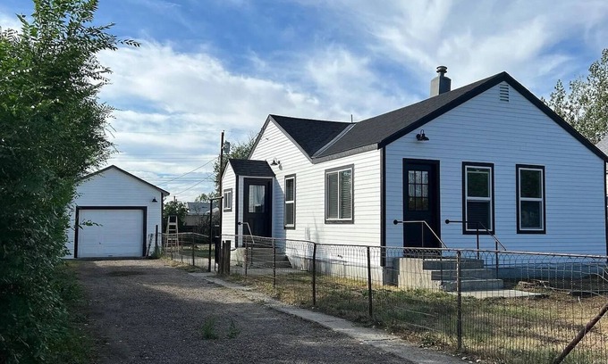Santa Rita Cottage | Modern and chic 2 bedroom home near Glacier!