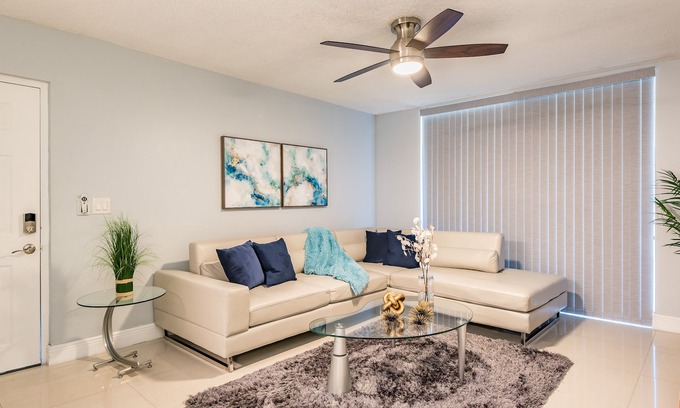 Pembroke Pines Condo | Modern and chic 1B/1B in South Florida near Beach