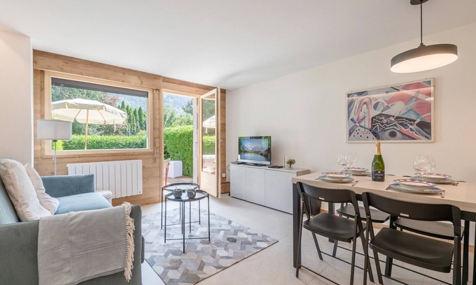 Les Praz-de-Chamonix Apartment | Modern apartment with terrace and parking