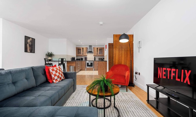 Trafford Apartment | Modern Apartment + Free Parking by City SuperHost