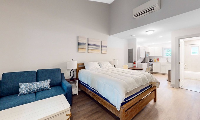 The Pines House | Modern aparthotel in a great location with well-equipped kitchen & streaming