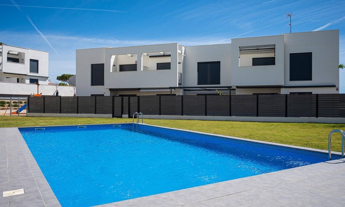 Altafulla Apartment | Modern Apartment 150m from Beach with Pool & Parking